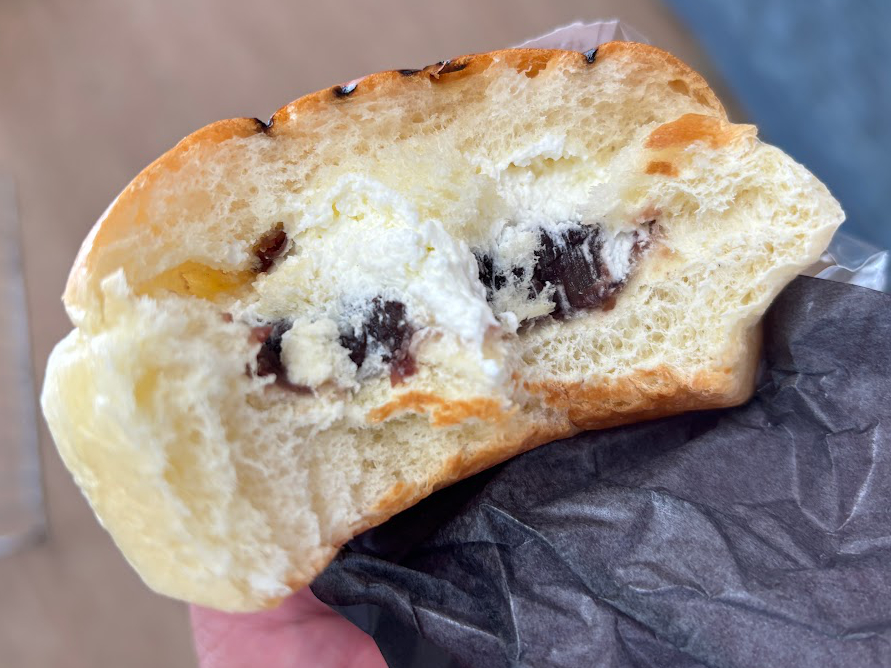 パン工房 EMU（エミュウ） 小平店の小平あんぱん中身（生クリームと餡子）