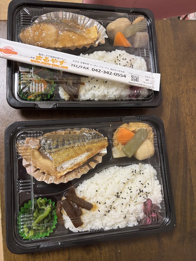 フレッシュ多摩 まるやすの骨なしさばみそ煮 里芋と厚揚げ煮　小松菜の白だし和え 弁当