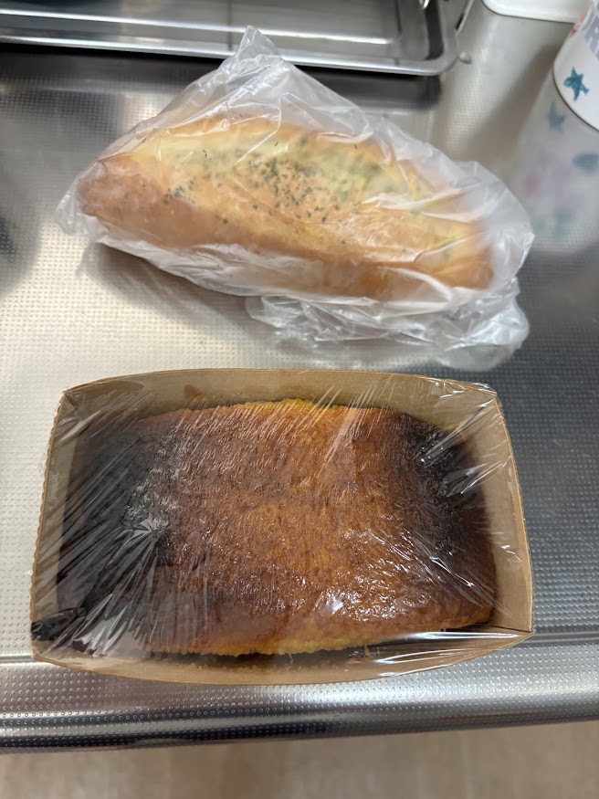 自家製パウンドケーキ、ガーリックフランスパン
