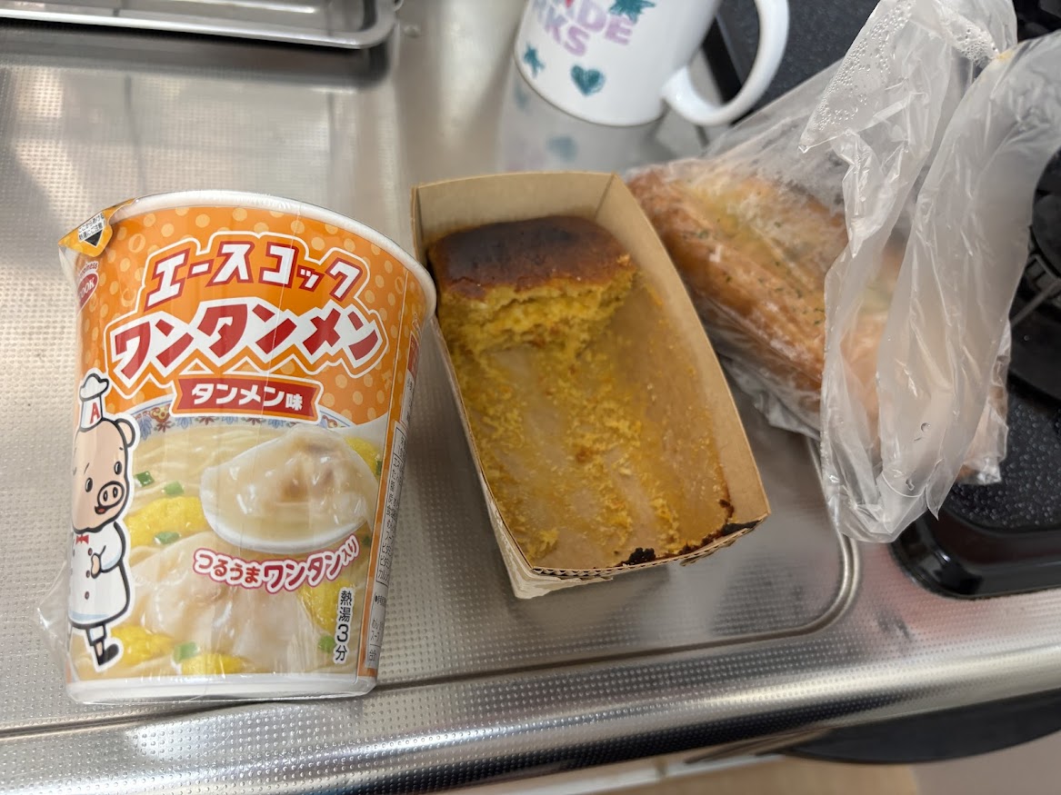 自家製パウンドケーキ、エースコック ワンタンメン タンメン味、ガーリックフランスパン