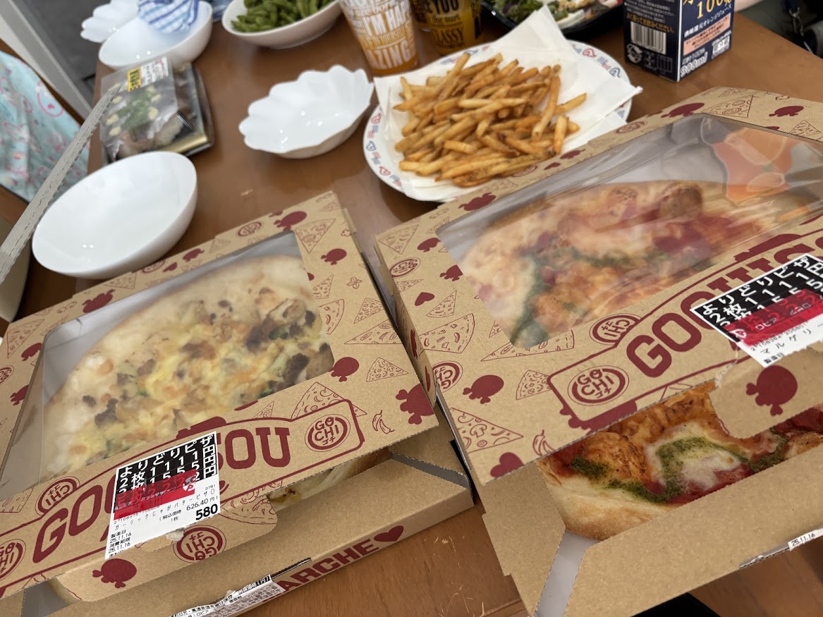 ロピアで買ってきたガーリックじゃがバターピザ、マルゲリータピザ、パスタ、フライドポテト、鰺の寿司