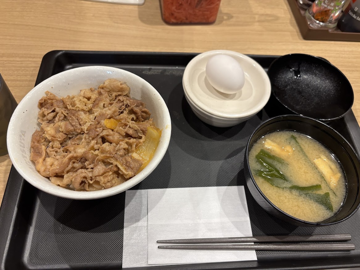 松屋 新宿3丁目店で牛めし 並盛と生玉子、560円