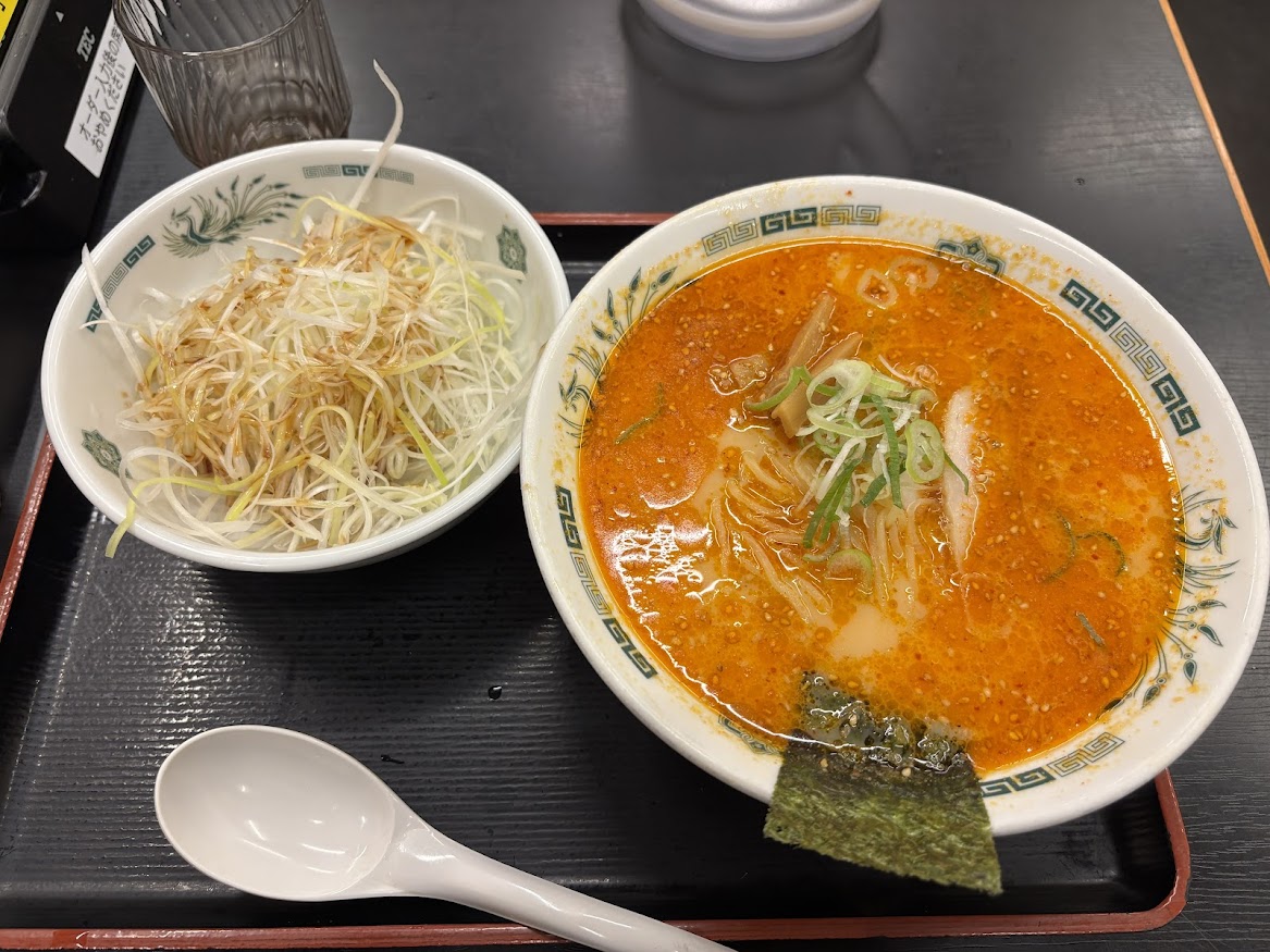 日高屋 新宿3丁目店でピリ辛とんこつネギラーメン