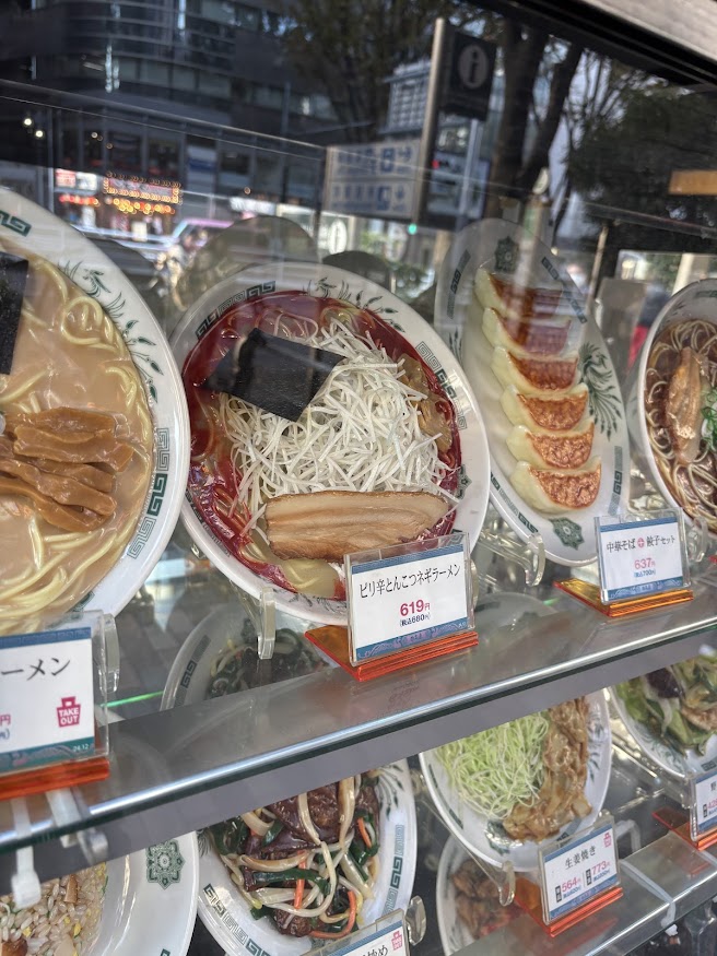 日高屋 新宿3丁目店でピリ辛とんこつネギラーメンの見本(サンプル)
