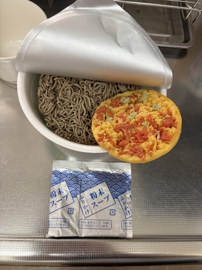 マルちゃん（東洋水産）のシャリア・ブル専用 緑のたぬき天そば 東 「あおさふりかけ付」「赤いきつね緑のたぬき×『機動戦士 Gundam GQuuuuuuX』最高のM.A.V.コラボキャンペーン」