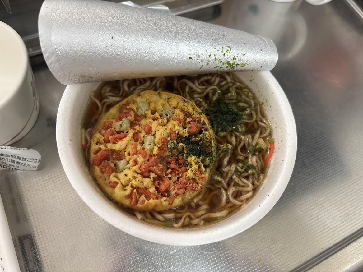 マルちゃん（東洋水産）のシャリア・ブル専用 緑のたぬき天そば 東 「あおさふりかけ付」「赤いきつね緑のたぬき×『機動戦士 Gundam GQuuuuuuX』最高のM.A.V.コラボキャンペーン」
