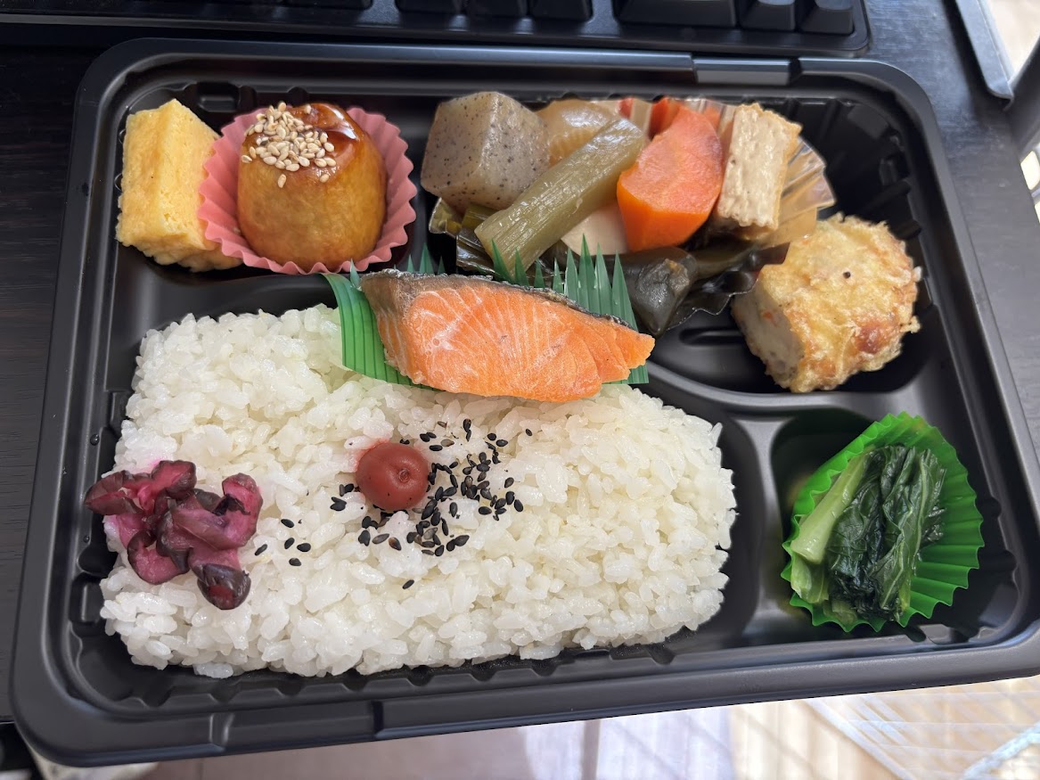 フレッシュ多摩 まるやすの甘塩銀鮭の焼き魚と日替わり煮物弁当 金の大学いも