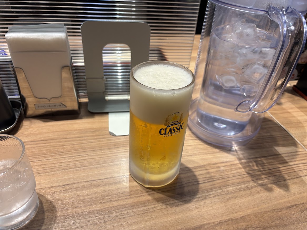 「札幌ラーメン 雪あかり 新千歳空港店」で生ビール中ジョッキ（サッポロクラシック）
