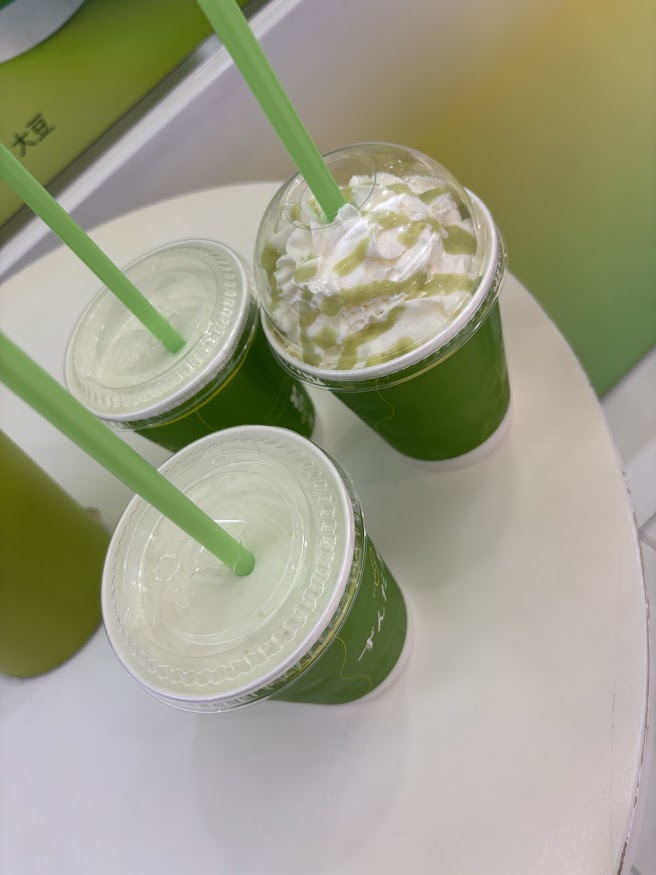 羽田空港第2ターミナルにある「ずんだ茶寮 第二ターミナル フードプラザ店」で「ずんだシェイク エクセラ」とか「ずんだシェイク トール」