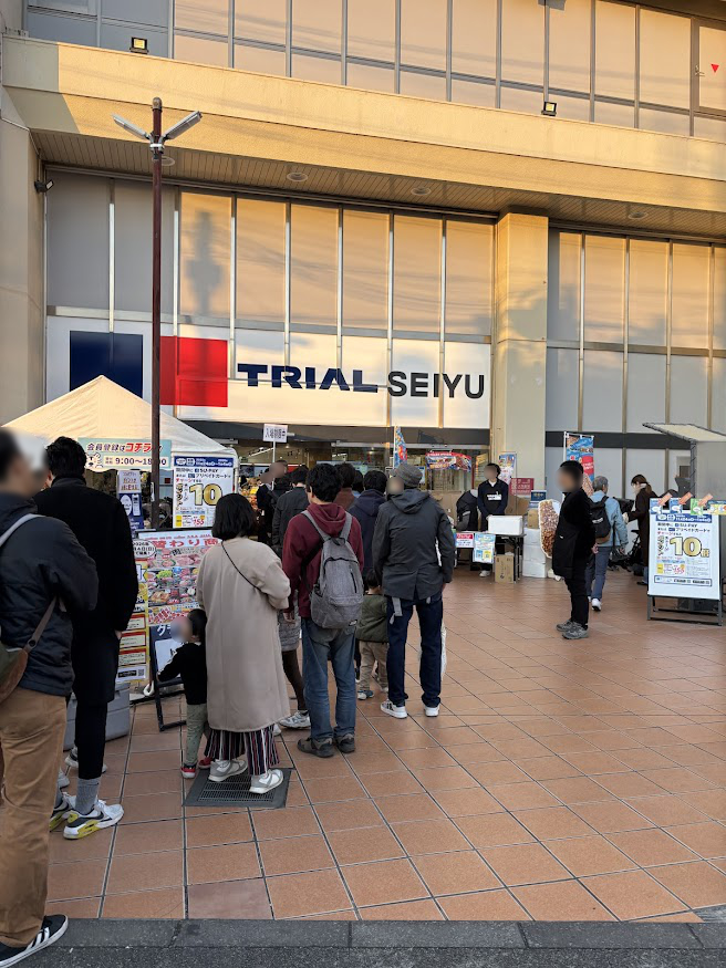 2025年11月30日16時頃の東京都小平市のトライアル西友 花小金井店 入場制限中の様子