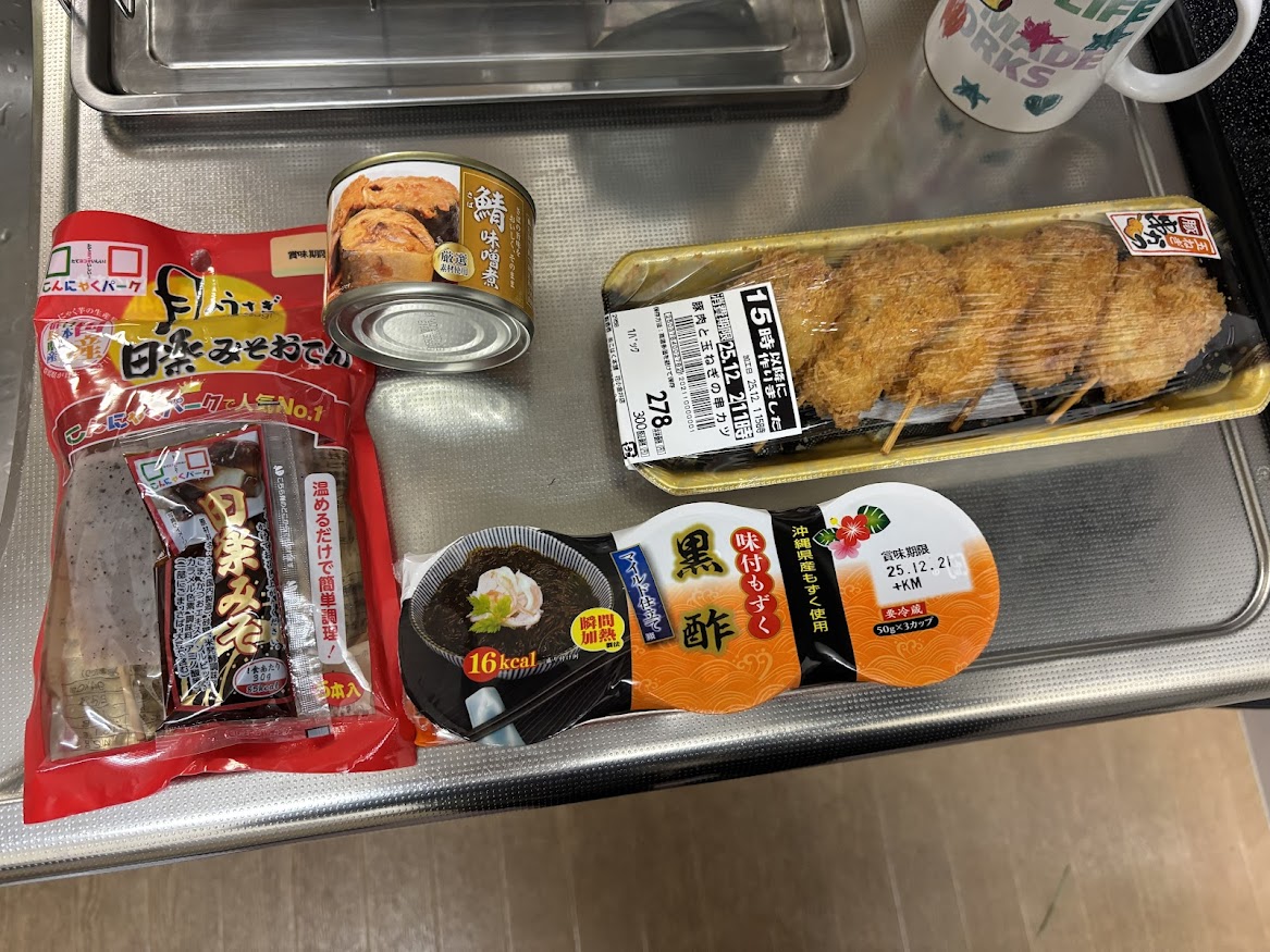 トライアル西友 花小金井店（TRIAL SEIYU 花小金井店）で買ってきたこんにゃくパーク 月うさぎ 田楽みそおでん、ワンステップの鯖味噌煮、もずく酢、惣菜の豚肉と玉ねぎの串カツ
