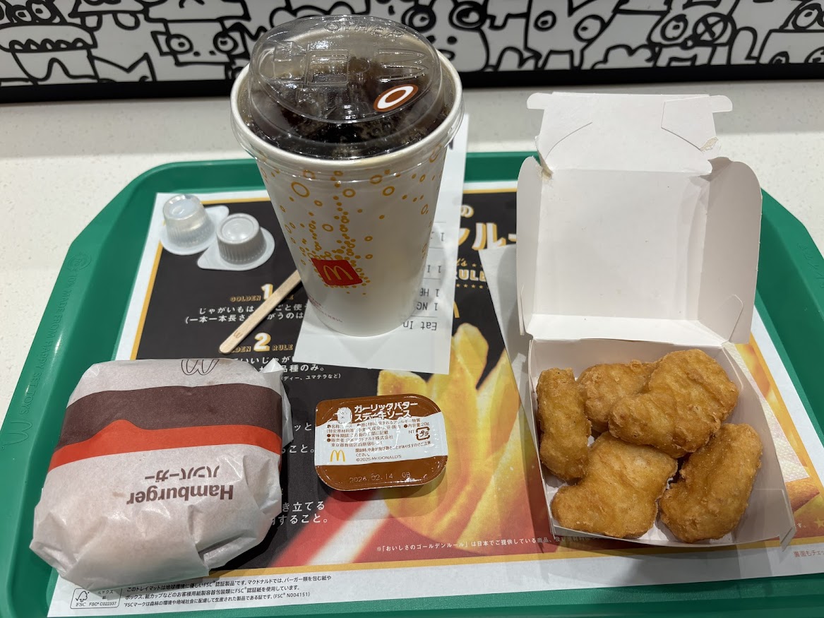マクドナルド新宿西口店でハンバーガー セット（サイドはチキンマックナゲット 5ピースにソースはガーリックバターステーキソース）