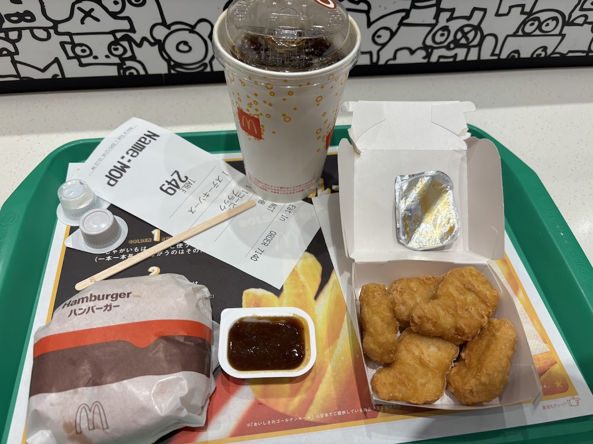 マクドナルド新宿西口店でハンバーガー セット（サイドはチキンマックナゲット 5ピースにソースはガーリックバターステーキソース）