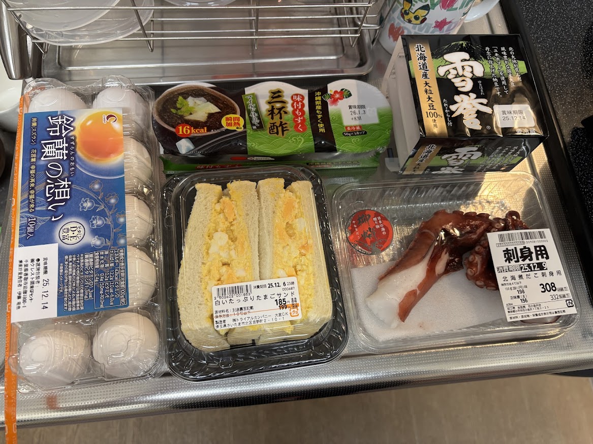 トライアル西友花小金井店で買ってきた卵、味付けもずく三杯酢（もずく酢）、白いたっぷりたまごサンド、雪誉（納豆）、岩手県産柳蛸 北海煮だこ刺身用