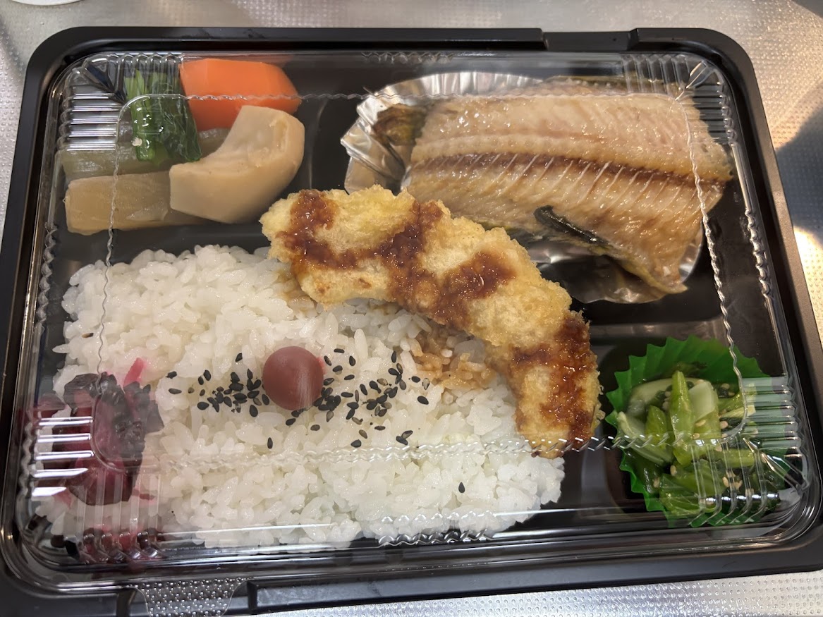 フレッシュ多摩 まるやすのホッケの焼き魚と日替わり煮物弁当
