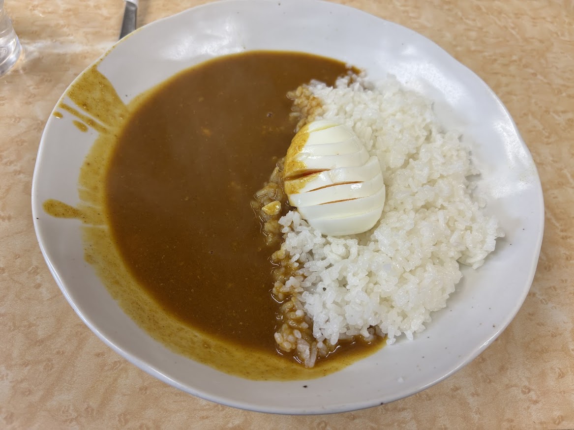 「カレーの店 自家製造 待ち時間0分 サカエヤ」でエッグカレー