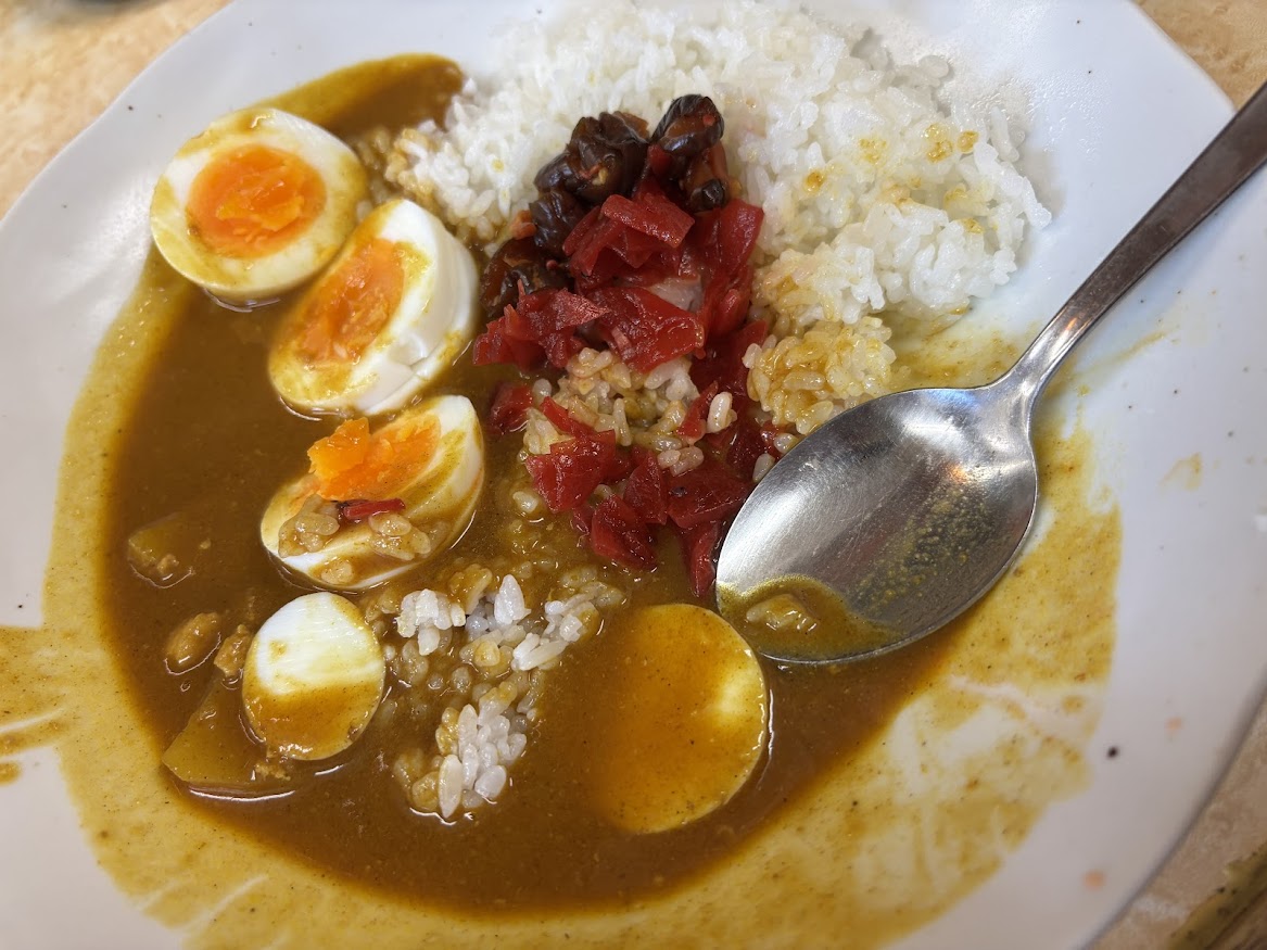 「カレーの店 自家製造 待ち時間0分 サカエヤ」でエッグカレー