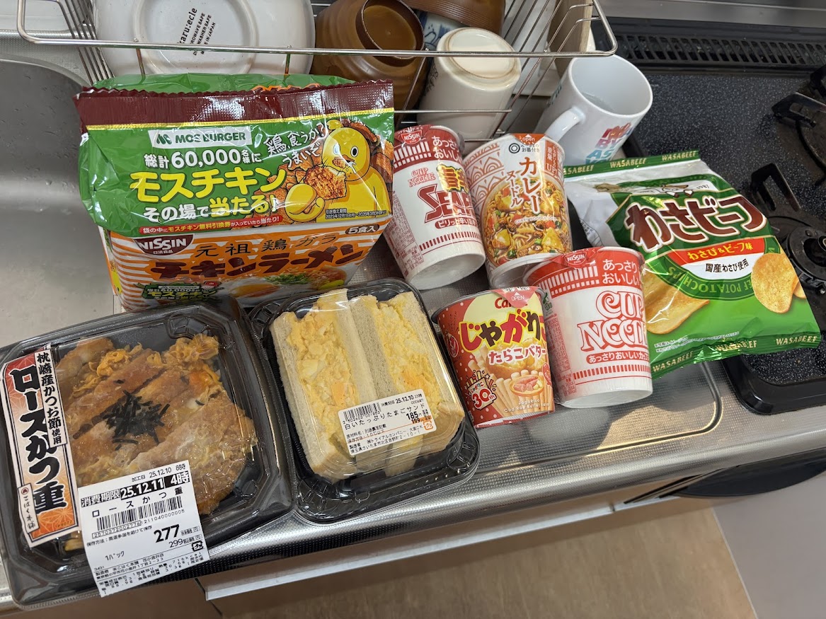トライアル西友花小金井店で買ってきたチキンラーメン5食入（モスチキン その場で当たる）、日清 カップヌードル あっさりおいしいカップヌードル 旨辛シーフード、あっさりおいしいカップヌードル、みなさまのお墨付き カレーヌードル、じゃがりこたらこバター、わさビーフ（わさび＆ビーフ味 国産わさび使用）、ロースかつ重、白いたっぷりたまごサンド