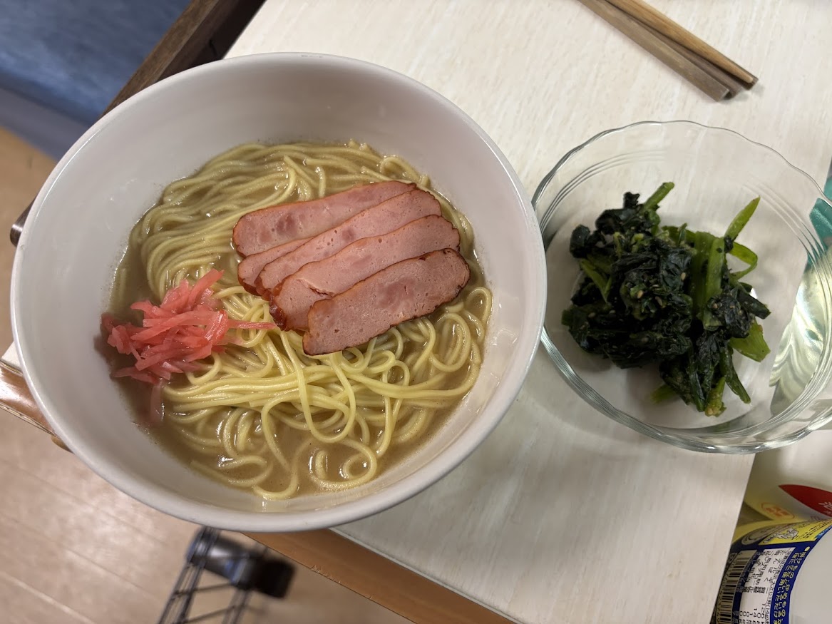 朝飯にキムチとハムのラーメン、ほうれん草胡麻和え