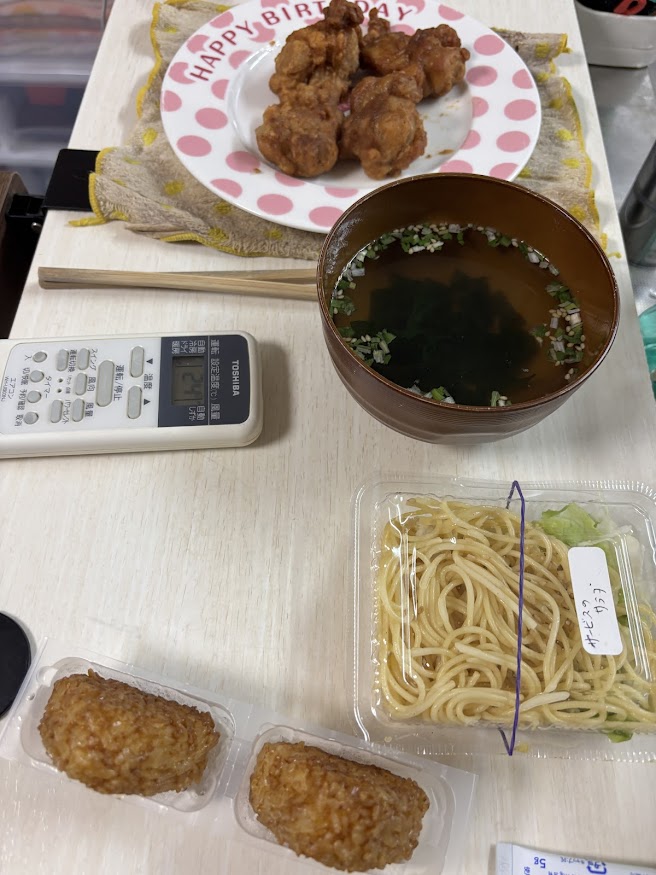 冷凍のやきおにぎりと鶏唐揚げとわかめスープに（アンズカフェ）杏's cafeのサービスのサラダ