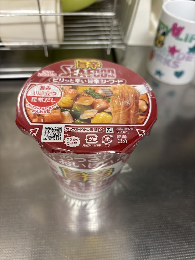 日清のカップヌードル あっさりおいしい 旨辛 ピリッと辛い旨辛シーフード ラーメン【旨み引き立つ 昆布だし カップヌードルに比べてめん約8割】