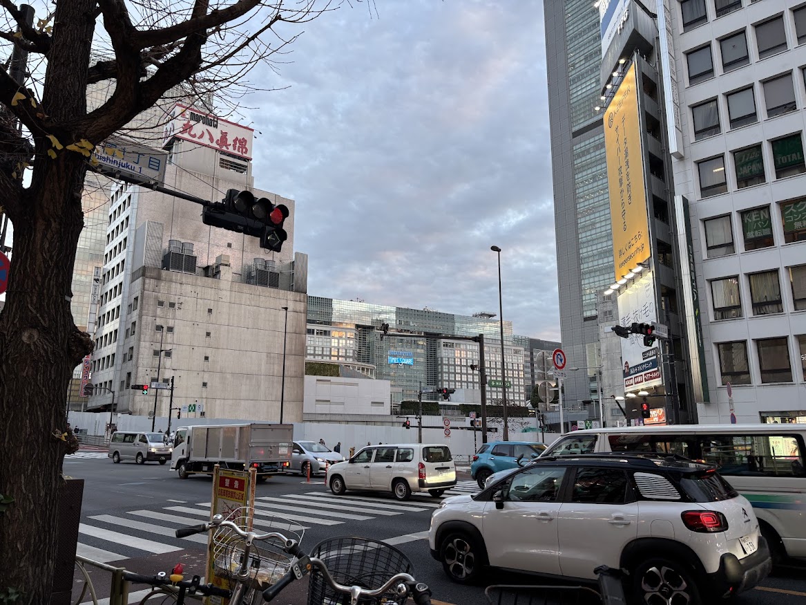 西新宿1丁目交差点付近から新宿高島屋タイムズスクエアが見える