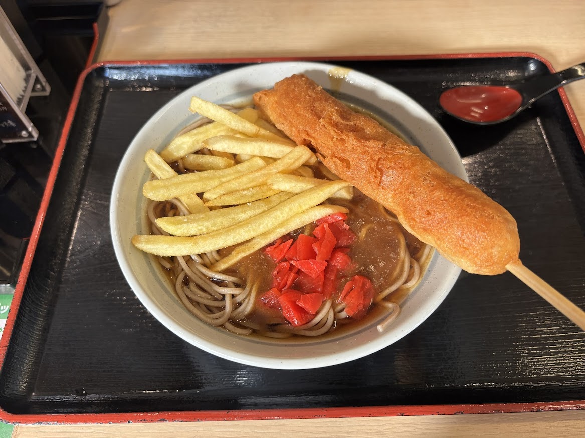 そば処 めとろ庵 門前仲町店で魚ソ天カレーそば（魚肉ソーセージ天ぷらカレー蕎麦）