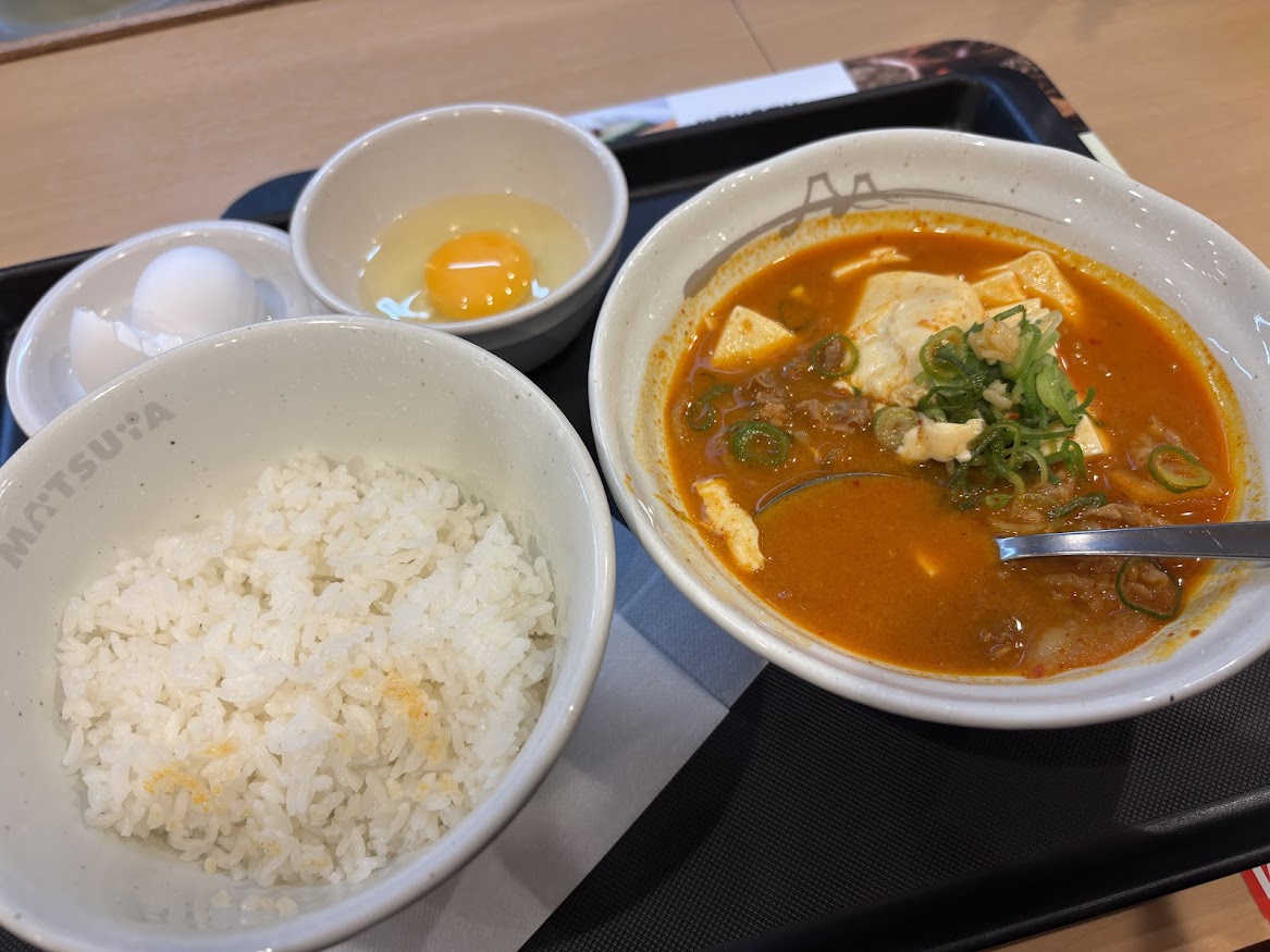 松屋 尾山台店で牛豆腐キムチチゲセット＜生玉子＞（ライス並）【期間限定2025冬】