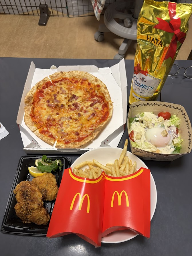 ジョリーパスタで買ってきたピッツァ・ベーコンやチキンやサラダとマクドナルドのフライドポテト等