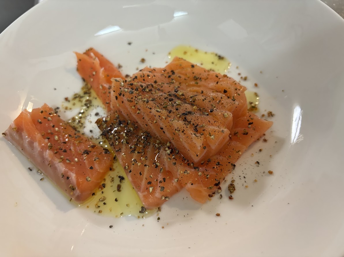 ピーコックストアで買ってきたチリ産 アトランティックサーモン（養殖）（刺身用）のオリーブオイルとスパイシーソルトと胡椒がけ