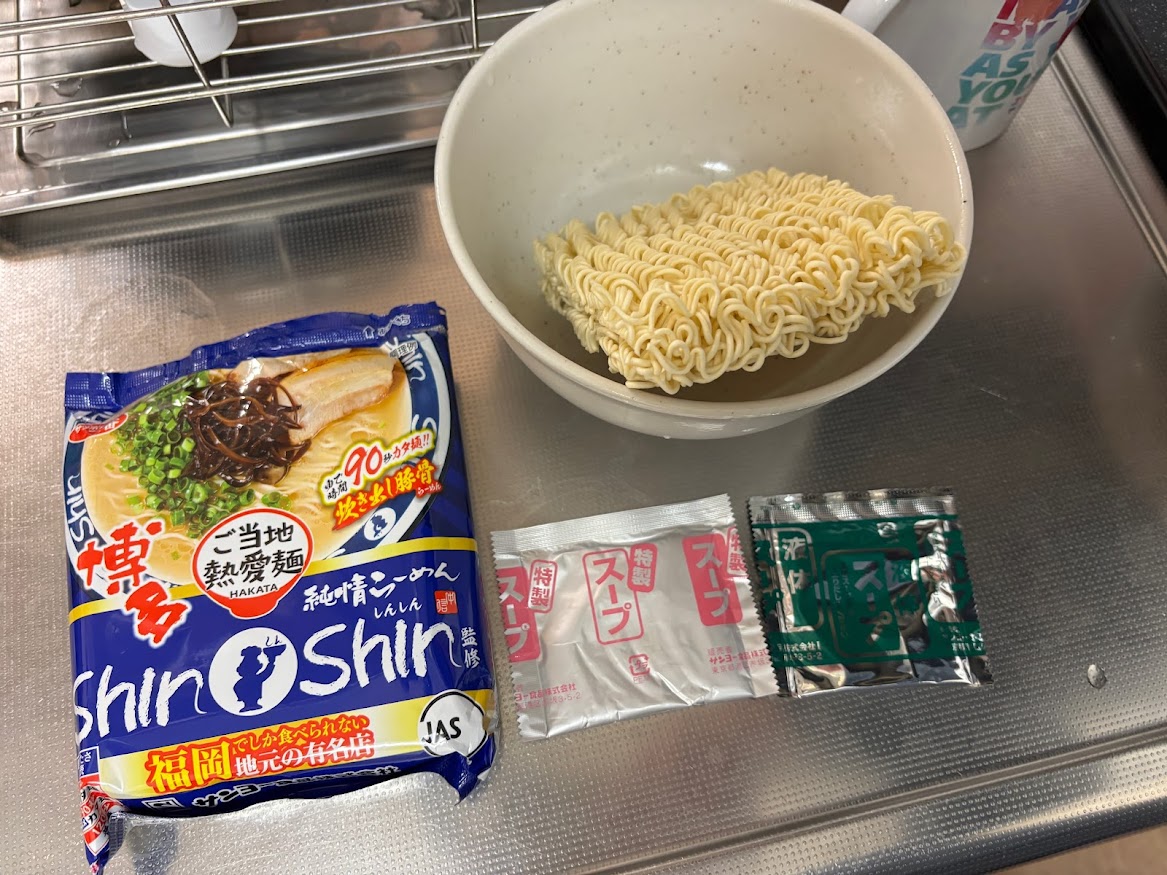 サッポロ一番 博多ご当地熱愛麺 純情らーめん しんしん（Shin Shin）袋麺の中身