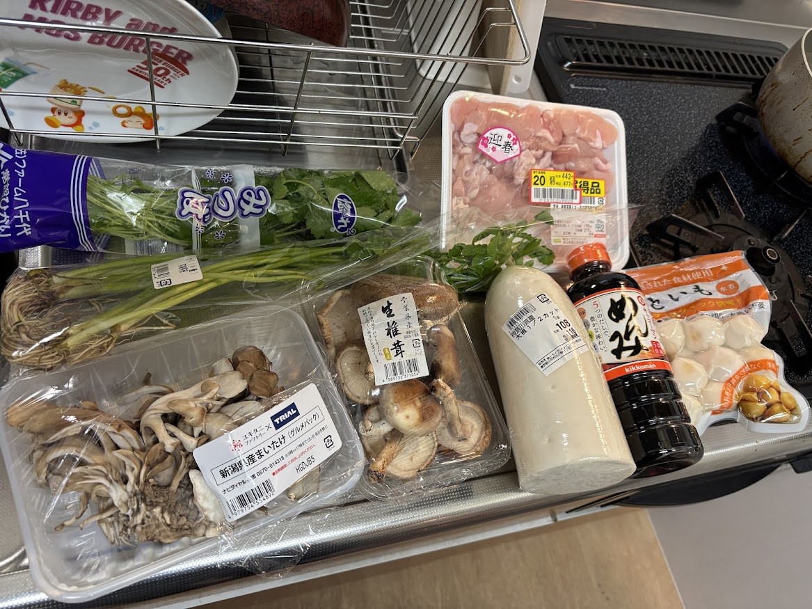 トライアル西友花小金井店で買ってきたみつば、大根1/2カット、さといも、生椎茸、トライアル舞茸、コープみらい 回田店（生協）で買ってきた国産産直若鶏ムネ・モモ雑煮用、セリ、北海道どさんこプラザ 新宿店（新宿サブナード）で買ってきたキッコーマン めんみ