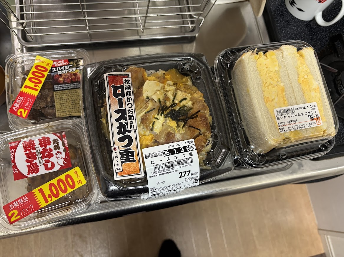 トライアル西友花小金井店 スパイシーカットステーキと串なし焼き鳥 たれ(2パック税込み1000円)とロースかつ重、白いたっぷりたまごサンド