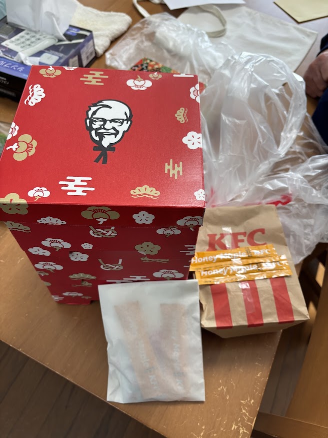 ケンタッキーフライドチキン 小平駅前店で買ってきたケンタお重 竹（えびぷりぷりフライ、ケンタおみくじ、オリジナルチキン、ナゲット、ビスケット、ポテトS）プラスで■390円ビスケット2個