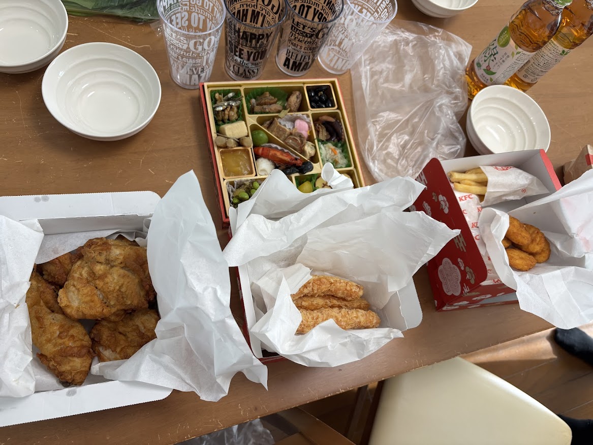 ケンタッキーフライドチキン 小平駅前店で買ってきたケンタお重 竹（えびぷりぷりフライ、ケンタおみくじ、オリジナルチキン、ナゲット、ビスケット、ポテトS）プラスで■390円ビスケット2個