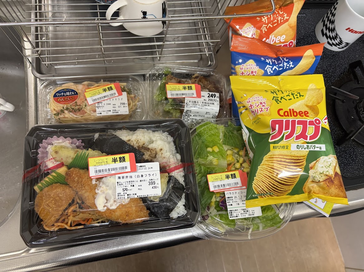 いなげやで買ってきた海苔弁当（白身フライ）、リッチな味わい めんたいこ スパゲティサラダ、ごま油香る！本格油淋鶏 小、バラエティコーンサラダ等