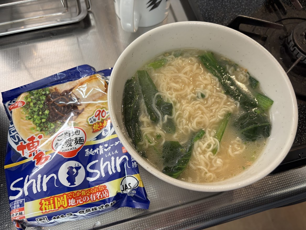 サッポロ一番 博多ご当地熱愛麺 純情らーめん しんしん（Shin Shin）袋麺 小松菜入り