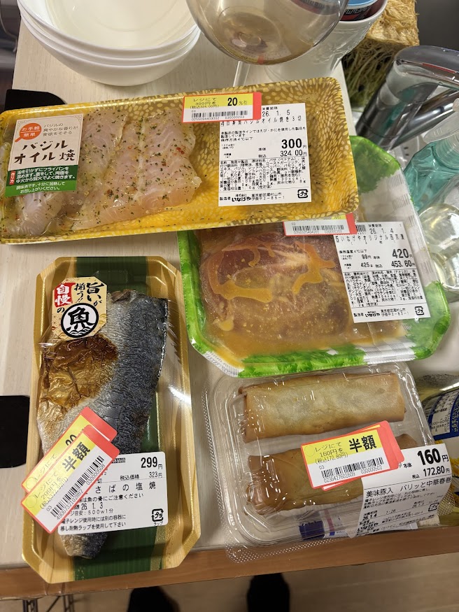 いなげやで買ってきた惣菜のさばの塩焼き、春巻き、いなげやオリジナル西京焼（豚肉）、白身魚バジルオイル焼き3切れ（バサ ベトナム産）