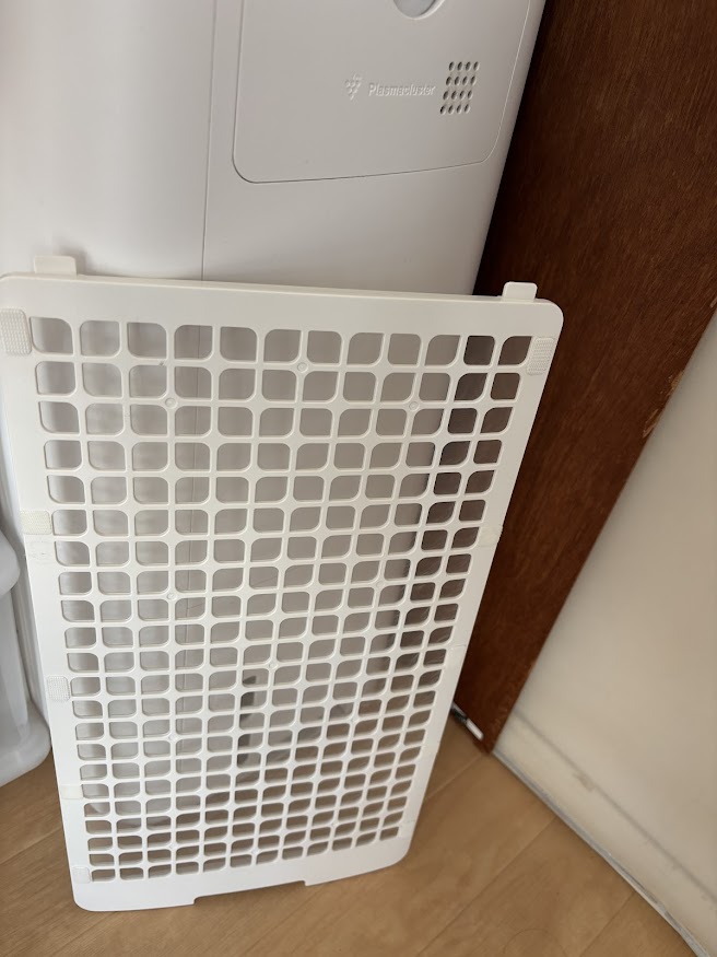 空気清浄機「KI-PD50-W」後ろパネル（これもフィルター付き）、説明書に1ヶ月に一度は掃除機で埃吸い取って、とか匂いとか気になるようなら水洗いして、というのが書いてあり一度も清掃していなかったので水洗いの後、洗剤水に10分つけてその後は水ですすぎ陰干し。2年ちょっと何もしていなかった