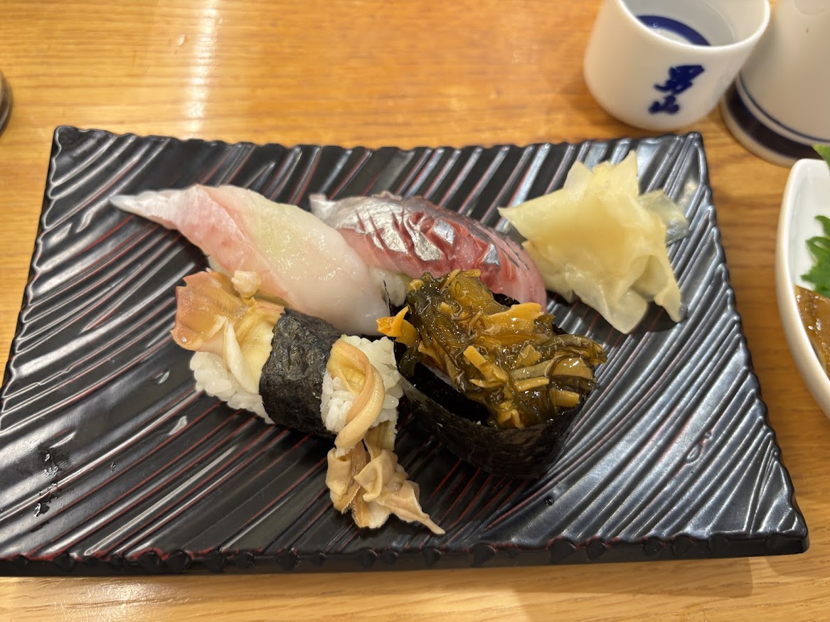 「北の味覚 すず花 ゲート店」で八角、生にしん、ホッキヒモ軍艦、松前漬け軍艦