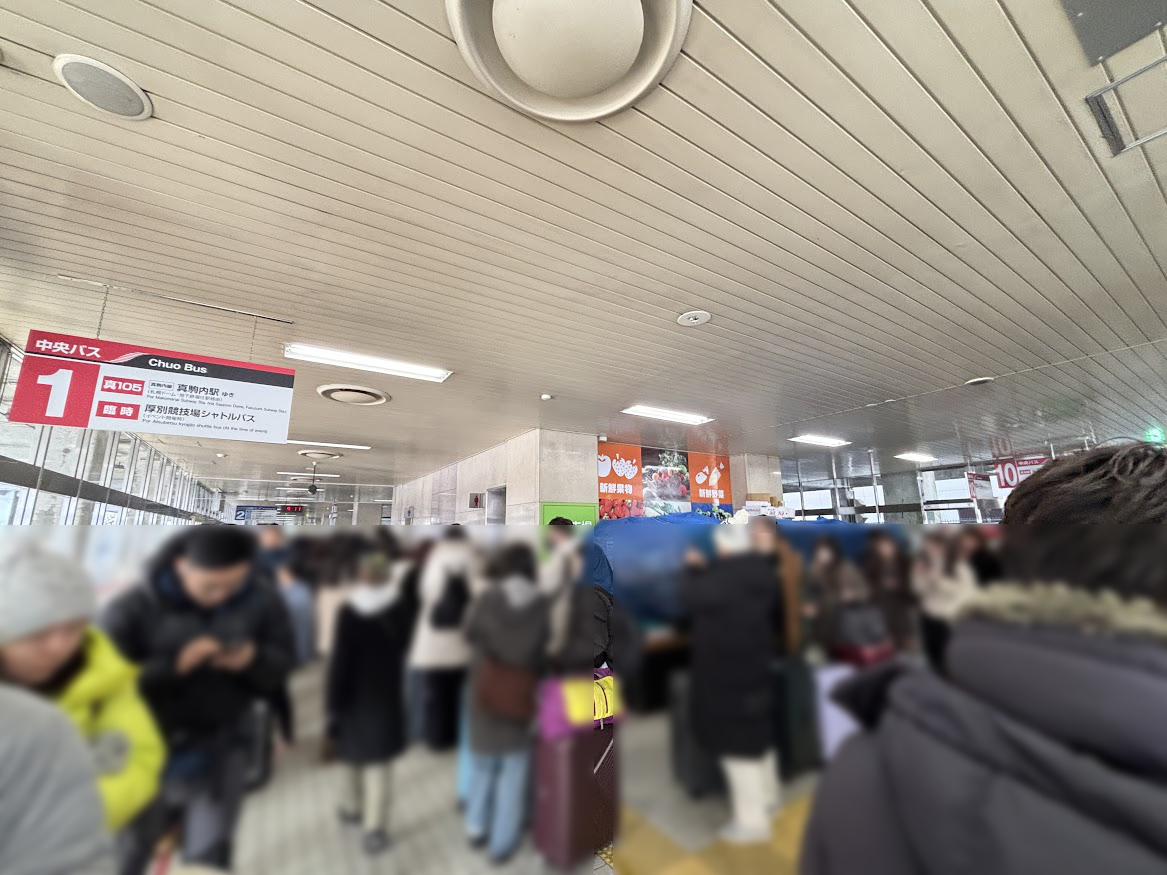 大谷町バスターミナルの新千歳空港行き待ちの行列で混雑具合
