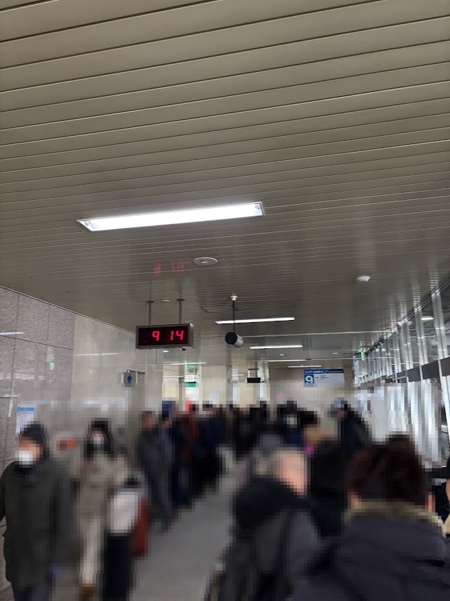 大谷町バスターミナルの新千歳空港行き待ちの行列で混雑具合