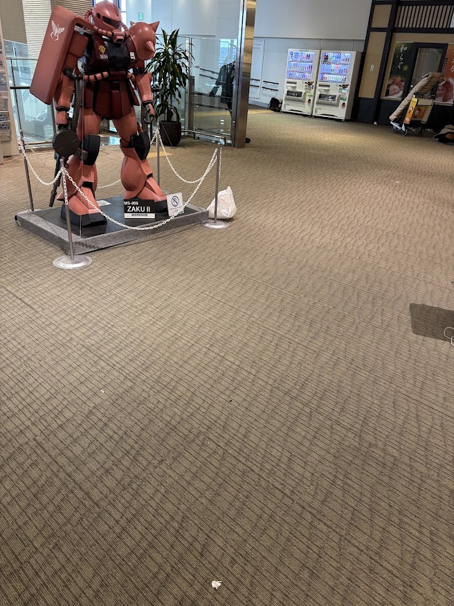 新千歳空港4階のオアシスパーク シャア専用ザク付近