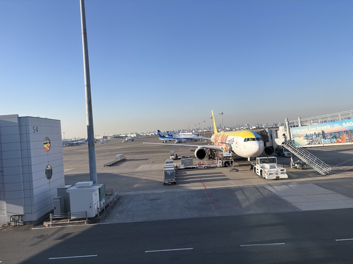 新千歳空港発のエアードゥ（AIR DO）の飛行機（ロコンジェット（ROKONJET））が羽田空港到着