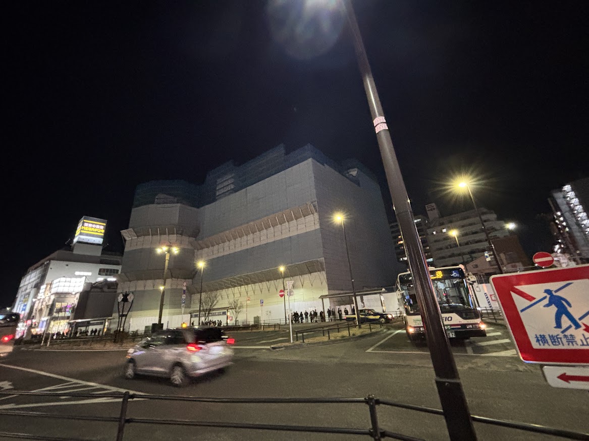 武蔵小金井駅北口の元西友の建物解体中