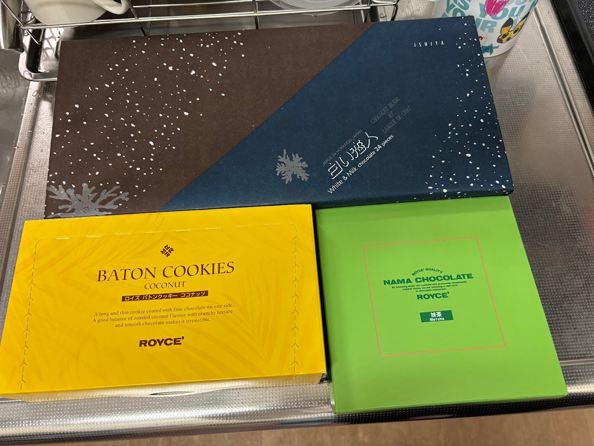 白い恋人（ホワイト＆ブラック）24枚入、ロイズ  バトンクッキー[ココナッツ25枚入] 、ロイズ  生チョコレート[抹茶] 