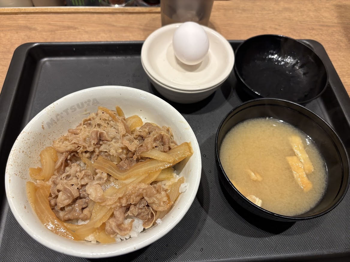 松屋 用賀店で牛めし（並盛）／つゆだくと生卵、560円