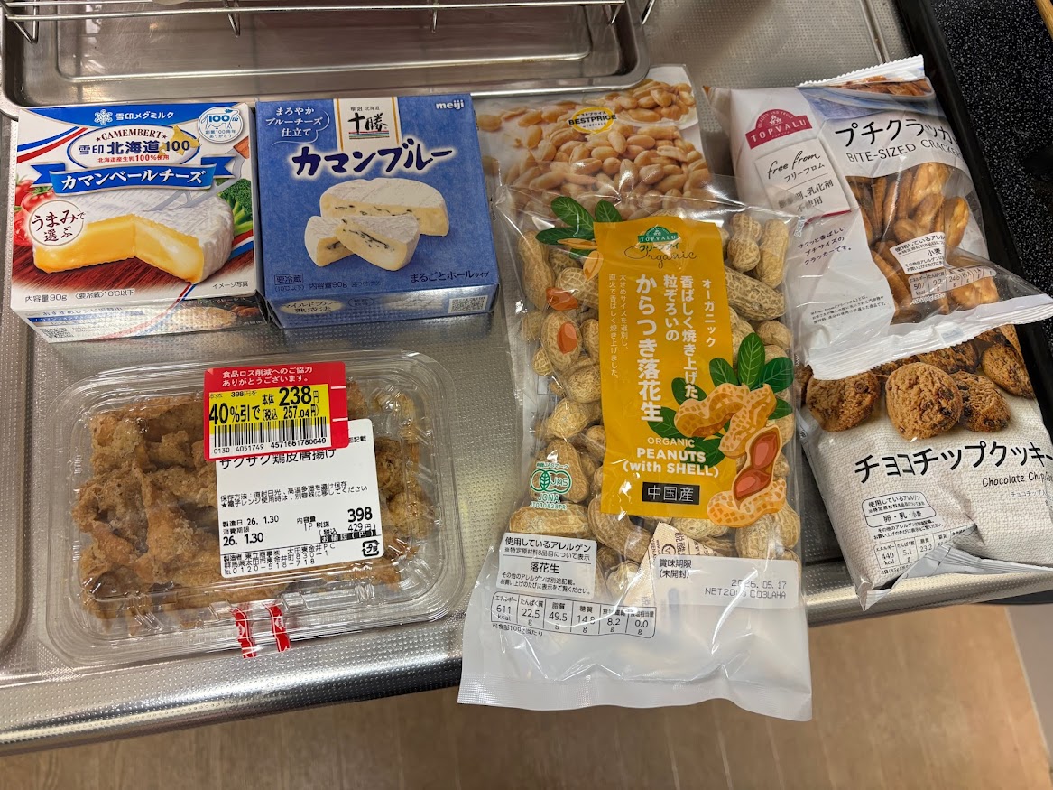 雪印北海道100カマンベールチーズ、明治十勝カマンブルー、ザクザク鶏皮唐揚げ、トップバリュ ピーナッツ、プチクラッカー、チョコチップクッキー、グリーンアイ オーガニック からつき落花生 中国産