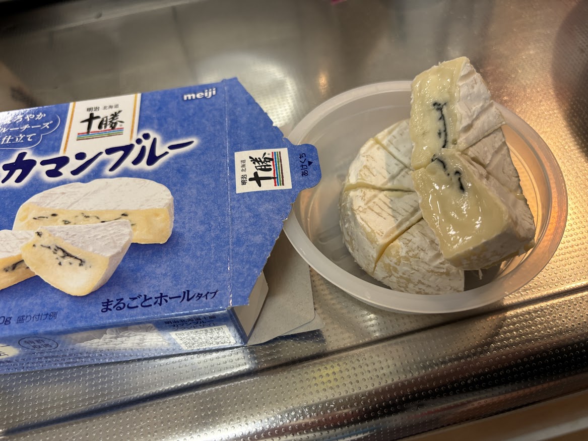 明治 北海道十勝 カマンブルー(まろやかブルーチーズ仕立て まるごとホールタイプ)【カマンベールチーズ+ブルーチーズ(ゴルゴンゾーラ的な)】