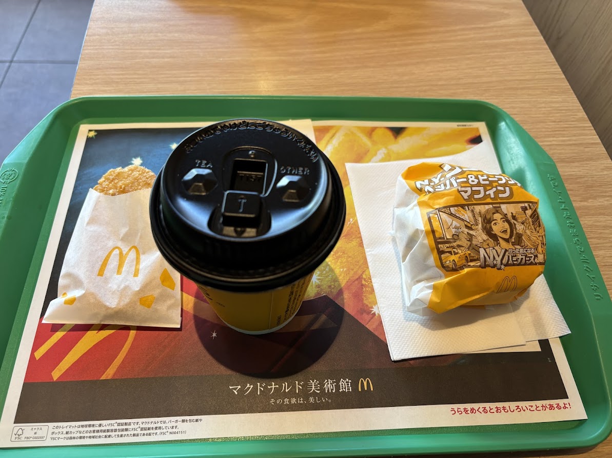 マクドナルド 水道橋外堀通り店でN.Y. ソーセージ ペッパー&ビーフソテーマフィン セット